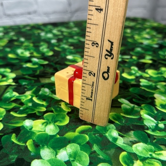 Hallmark Christmas Presents Salt & Pepper Shackers NEW - Picture 12 of 12